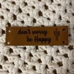 Leren_label_cognac__Don_t_worry__be_happy_