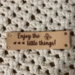 Leren_label_met_tekst___10_3_cm___Enjoy_the_little_things___naturel