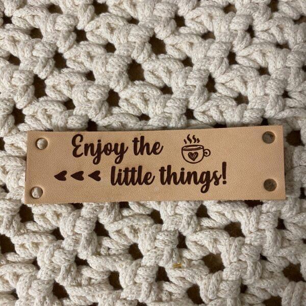 Leren_label_met_tekst___10_3_cm___Enjoy_the_little_things___naturel