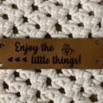 Leren_label_met_tekst___10_3_cm___Enjoy_the_little_things__cognac