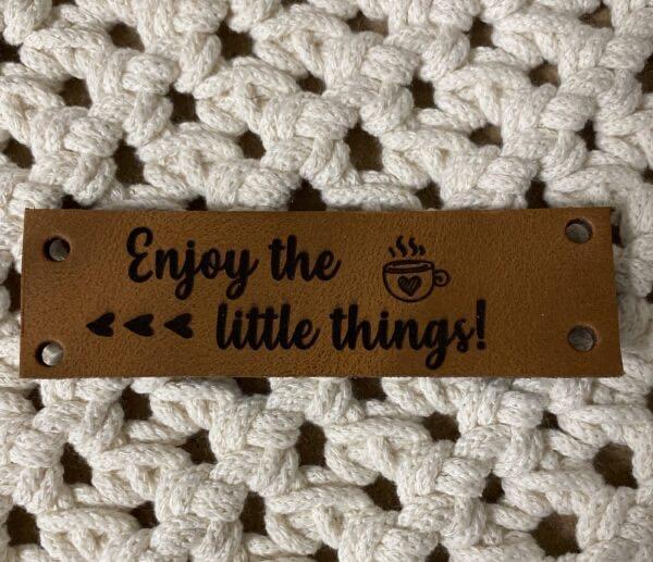 Leren_label_met_tekst___10_3_cm___Enjoy_the_little_things__cognac