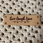 Leren_label_met_tekst___10_3_cm___Live_laugh_love__naturel